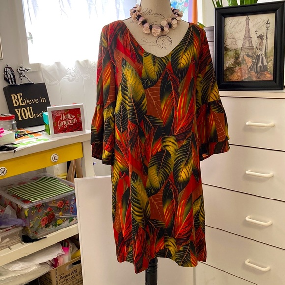 Leaf print dress. Flutter sleeves. Lined. Zip back closure. - Picture 1 of 4